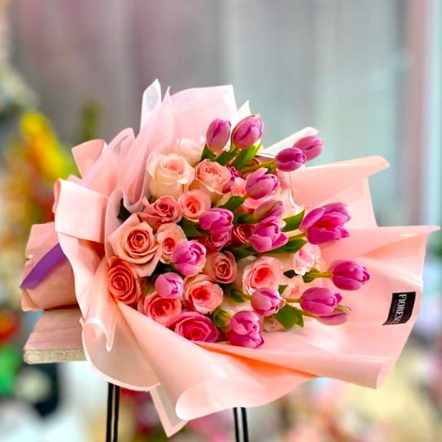 Ramo especial de primavera con rosas y tulipanes.