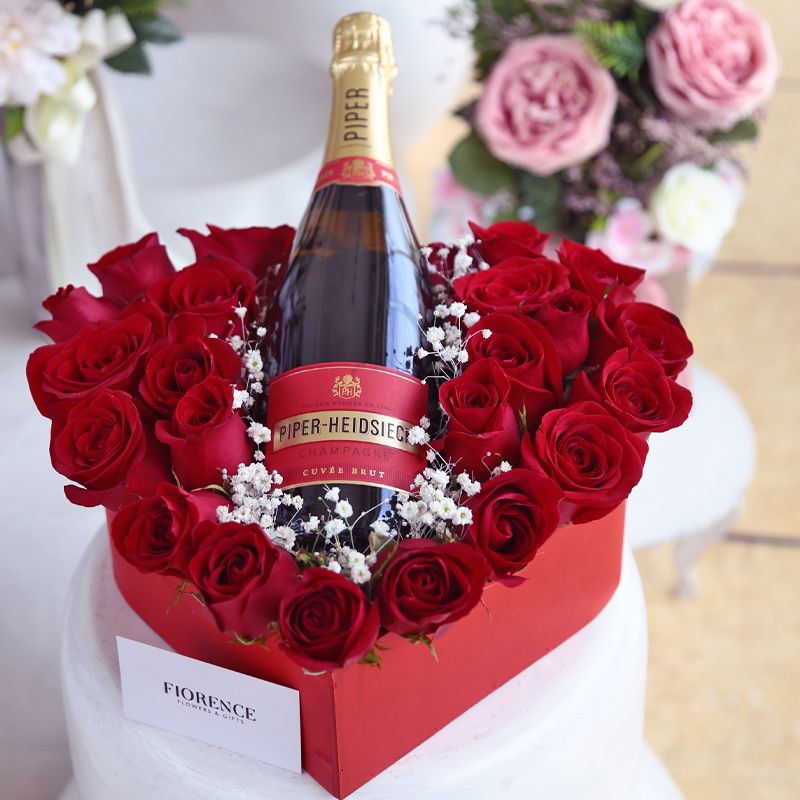 Caja en forma de Corazón con 24 Rosas y Champagne Piper Heidsieck