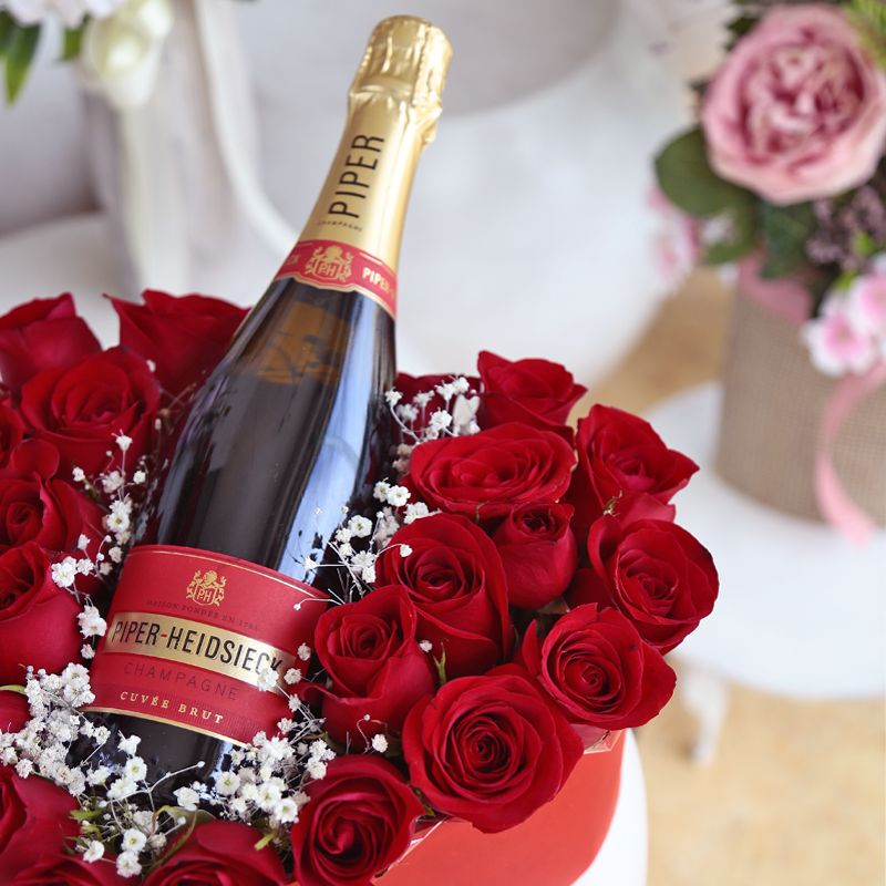 Caja en forma de Corazón con 24 Rosas y Champagne Piper Heidsieck