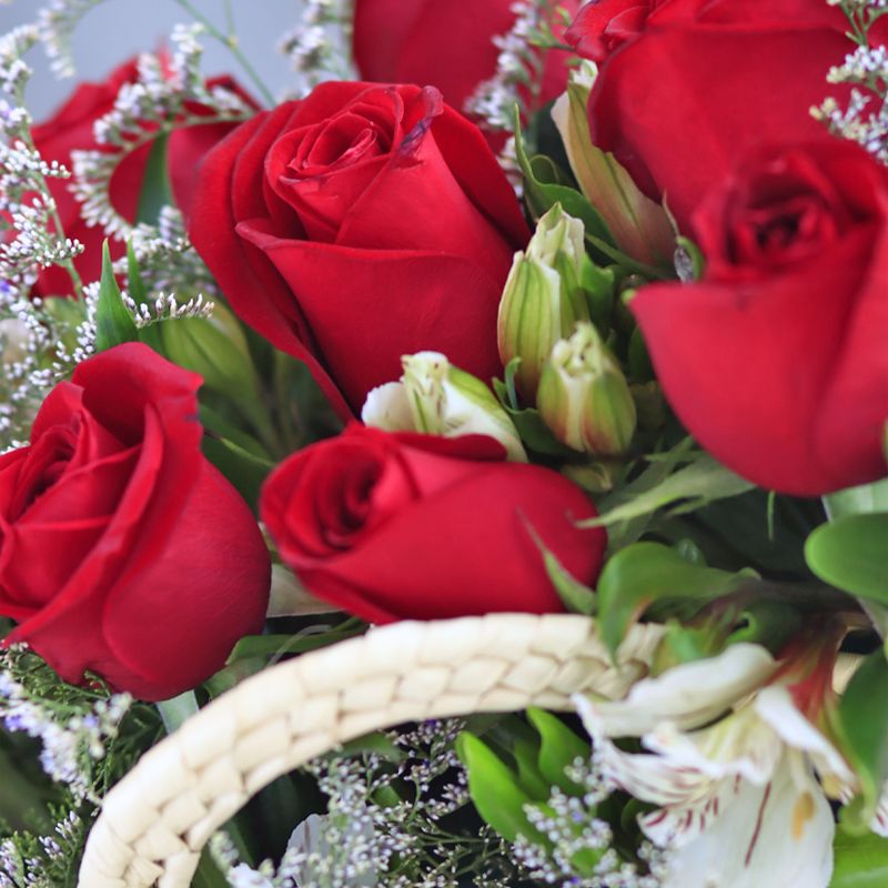 Arreglo de Rosas Rojas en bolsita tejida a mano - Fiorence Puebla