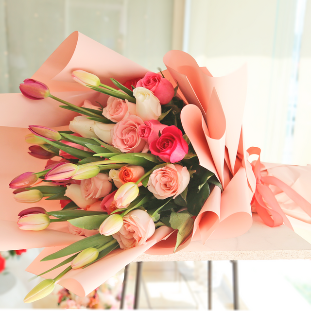 Ramo especial de primavera con rosas y tulipanes.