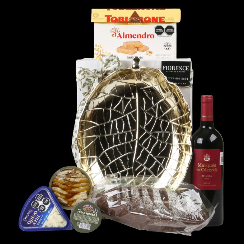 Vino Regalo Navideño Tinto Marqués de Cáceres con Variedad de Productos Gourmet