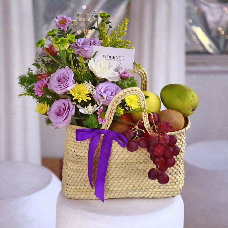Canasta con flores y fruta Susana