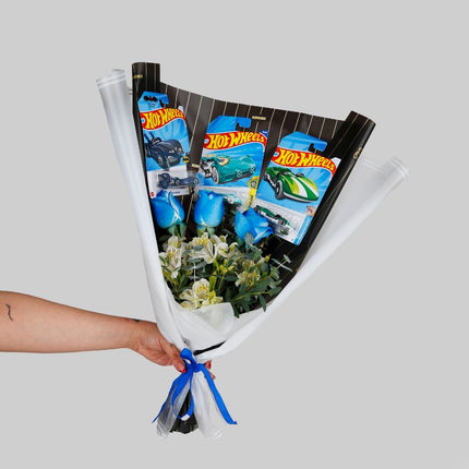 Bouquet of 3 roses and Hot Wheels