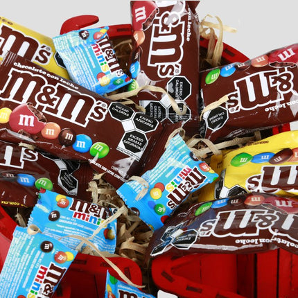 Caja de Dulces Festín de Chocolates Variados M&M's y Milky Way.