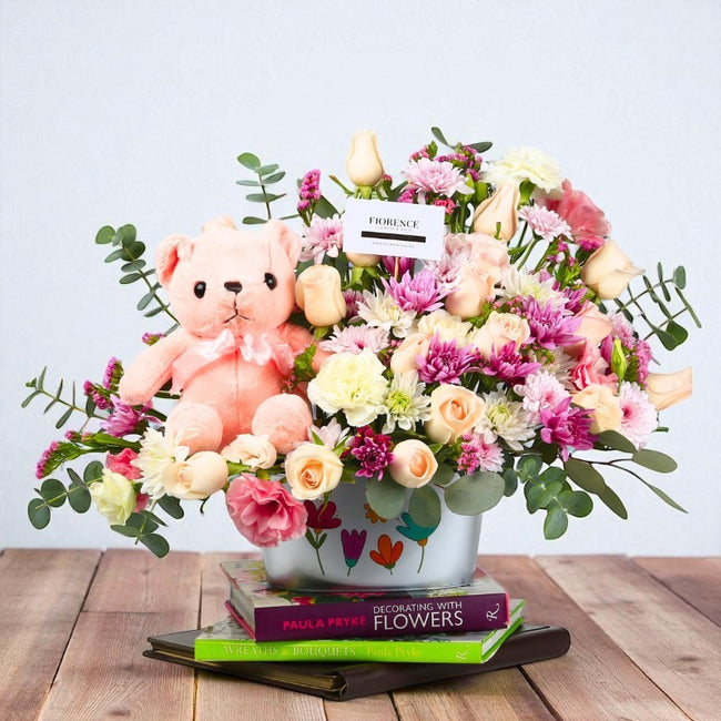 ¡Su Primer Arreglo Floral! Rosas, Peluche & Base Metálica