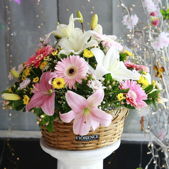 Canasta Primavera con Lilis, Gerberas y Margaritas