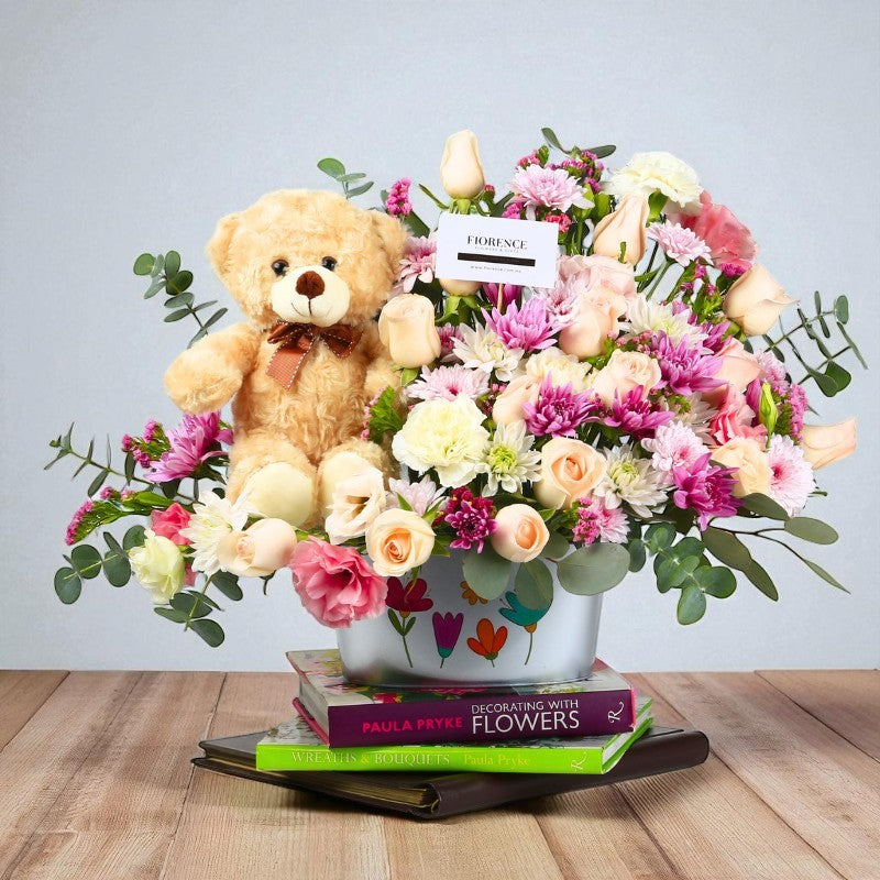 ¡Su Primer Arreglo Floral! Rosas, Peluche & Base Metálica