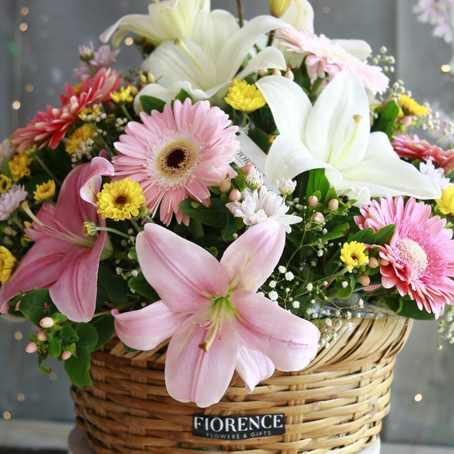Canasta Primavera con Lilis, Gerberas y Margaritas