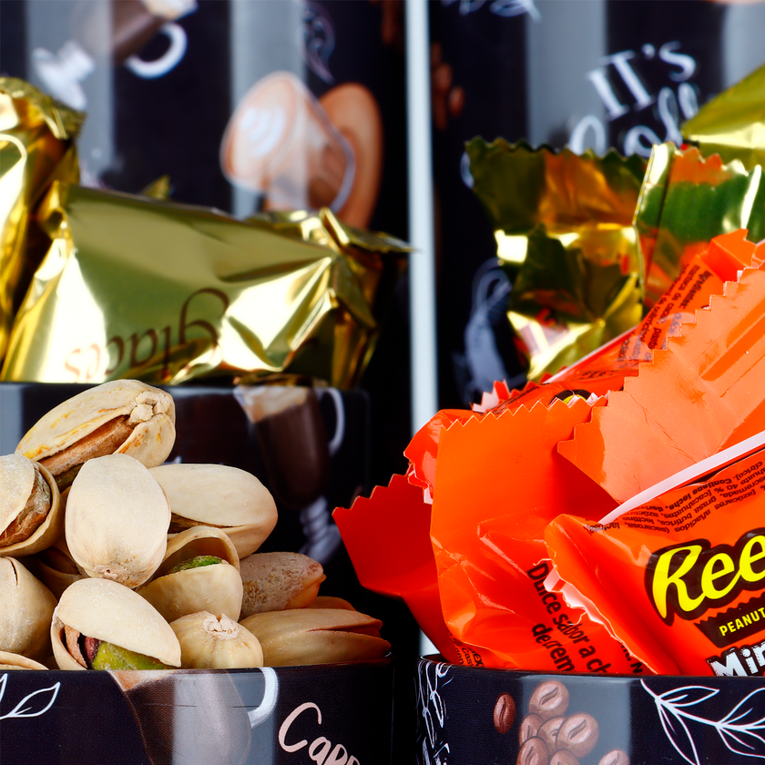Torre de regalo para consentir a mamá y rosas eternas.