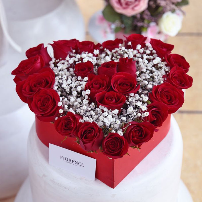 Caja en forma de Corazón con 24 Rosas y Champagne Piper Heidsieck