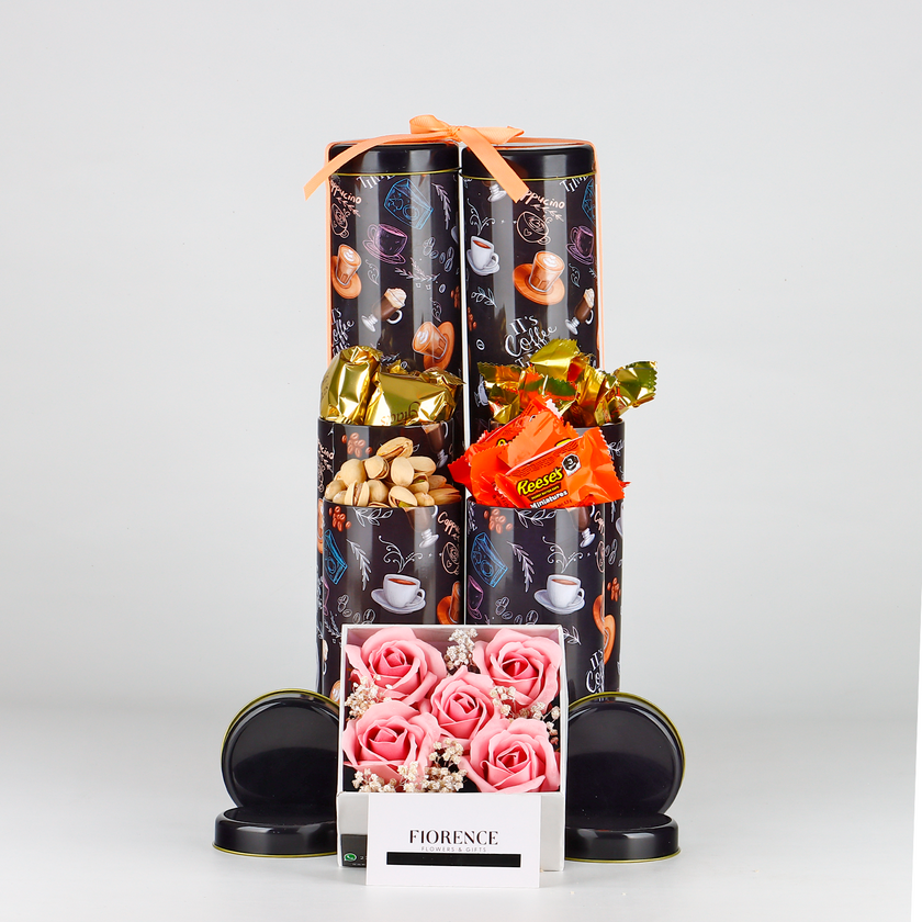 Torre de regalo para consentir a mamá y rosas eternas.