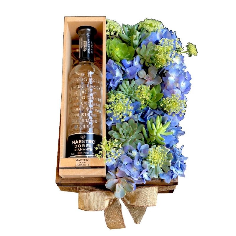 Regalo en caja con Tequila y Flores