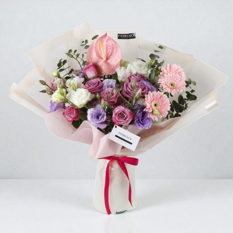 Ramo “Mía” con flores mixtas en tonos rosa, blanco y lila