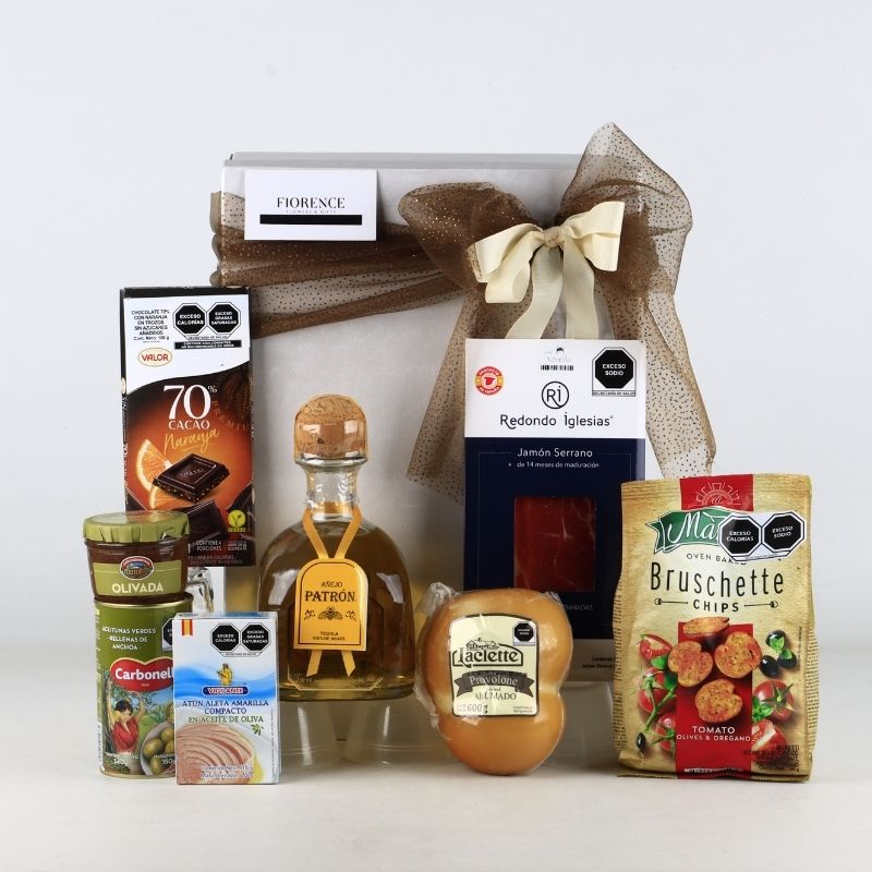 Caja Gourmet con Tequila Patrón Añejo y Botanas Premium