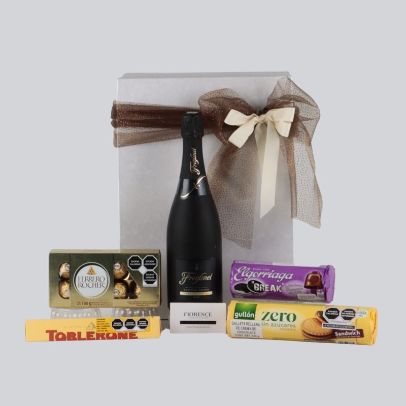 Caja de Regalo con Vino Blanco Espumoso Freixenet, Galletas y Chocolates