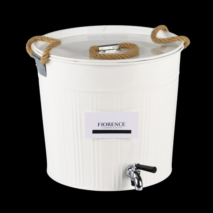 Luxury gift with wines and gourmet selection.
