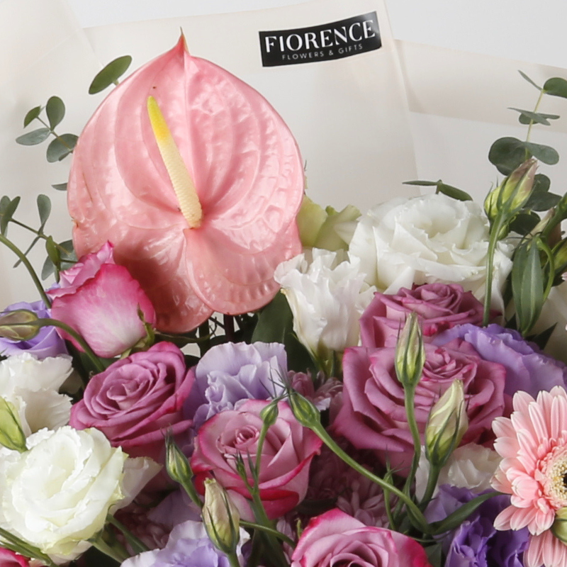 Ramo “Mía” con flores mixtas en tonos rosa, blanco y lila