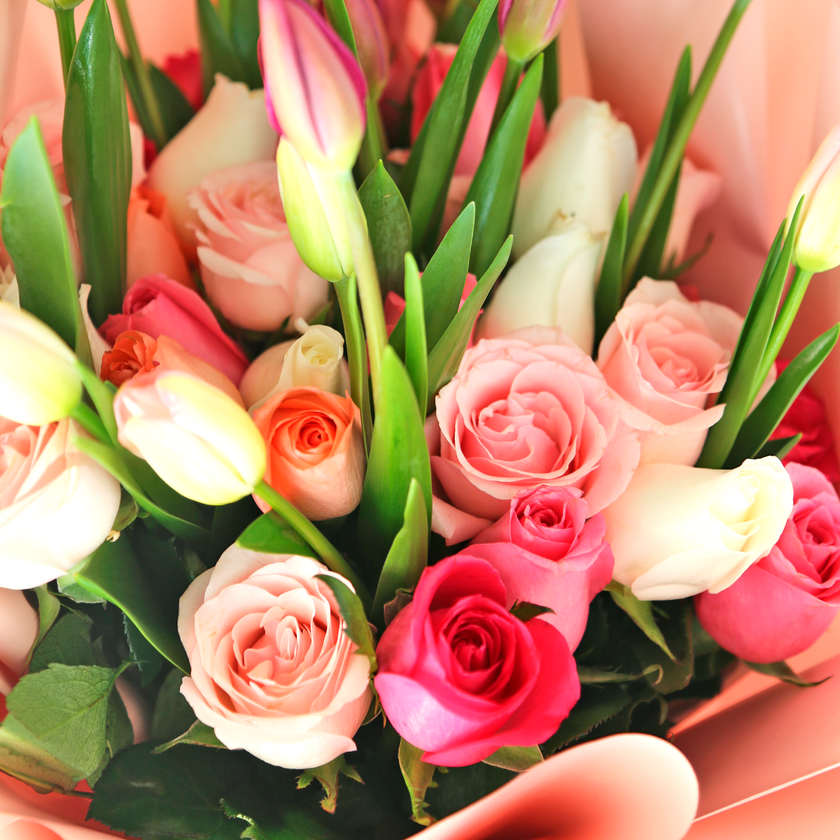 Ramo especial de primavera con rosas y tulipanes.