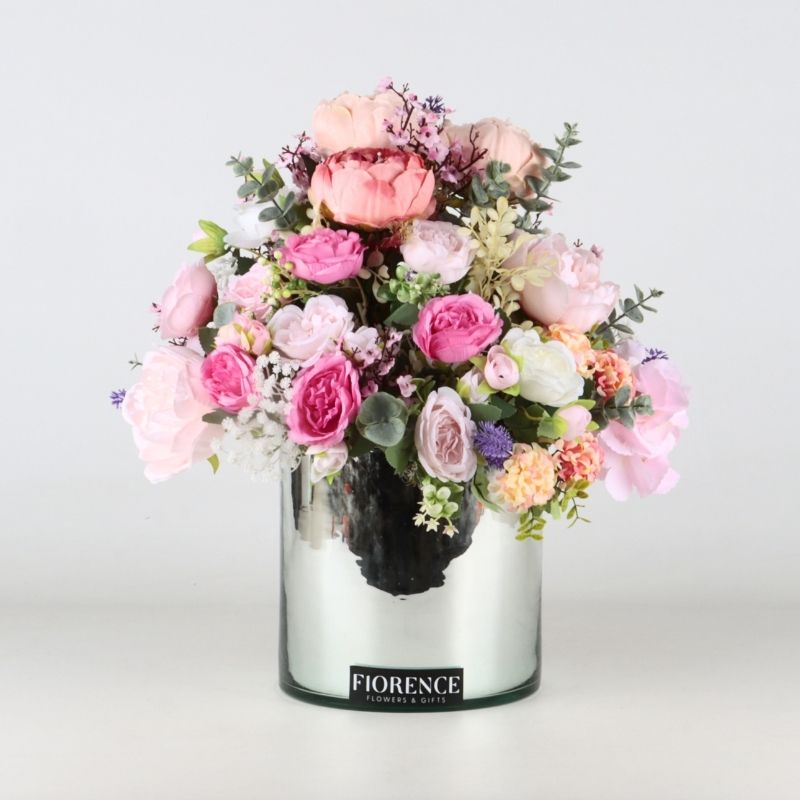 Arreglo Artificial de Peonías y Rosas Inglesas en Florero Plateado