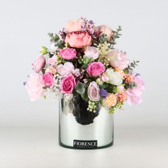 Arreglo Artificial de Peonías y Rosas Inglesas en Florero Plateado