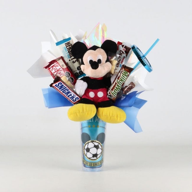 Ramo de Dulces de Mickey con Chocolates y Vaso Temático de Fútbol