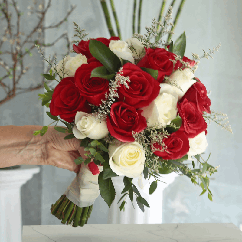Ramo de Novia con rosas rojas y blancas en Puebla – Fiorence Puebla