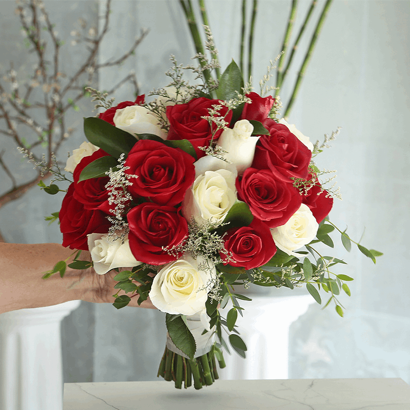 Ramo de Novia con rosas rojas y blancas en Puebla – Fiorence Puebla