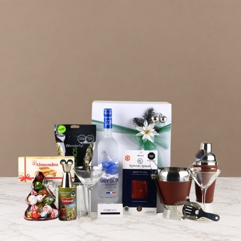Increíble Regalo Navideño con Vodka Francés Grey Goose, Juego de Coctelería y Selección Gourmet