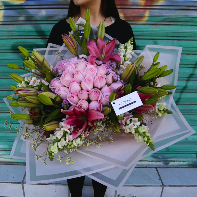 Bouquet Grand Luxe: Rosas, Lilis y Perritos