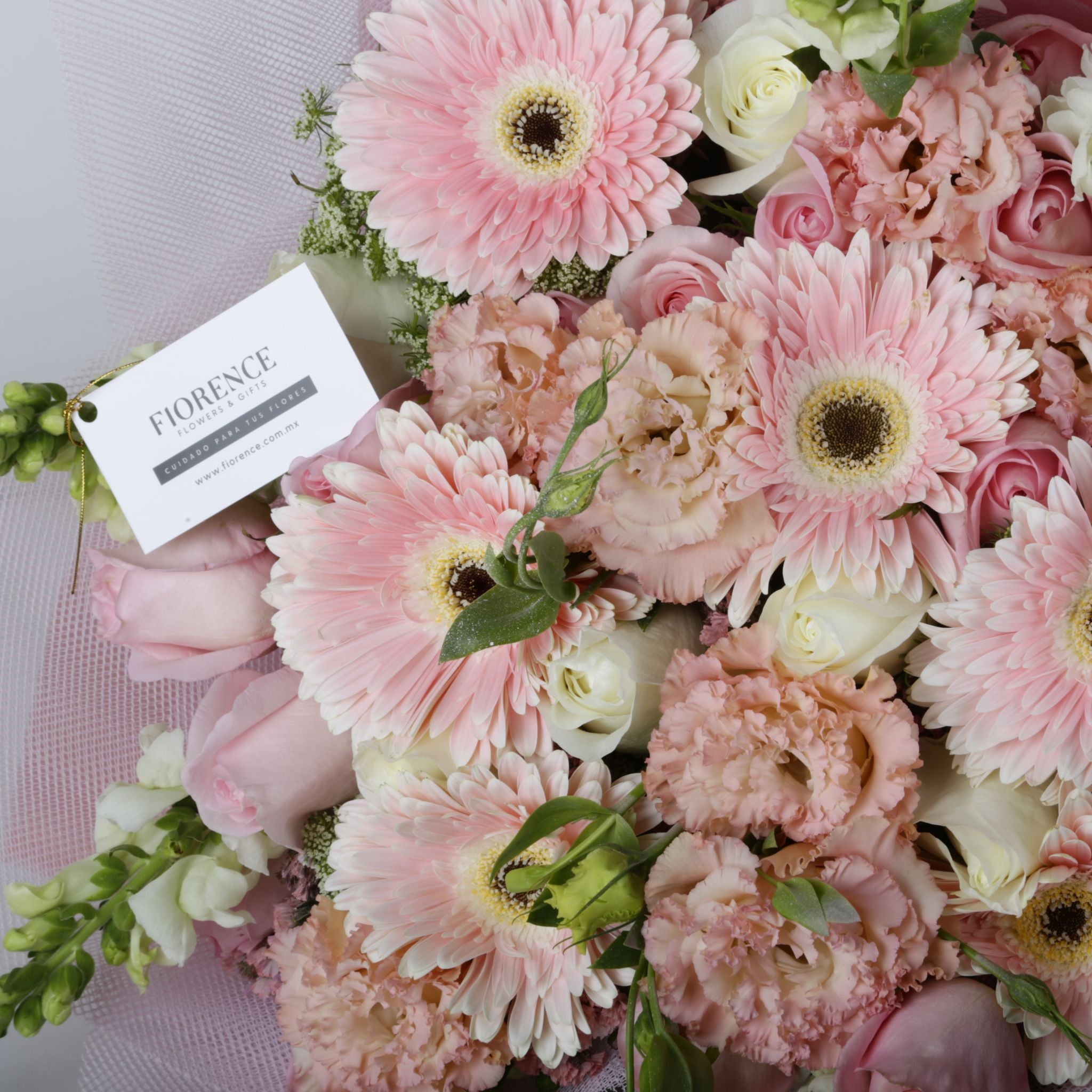 “María Fernanda” Bouquet- Roses, Gerberas, Lisianthus 