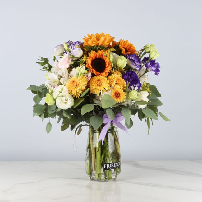 Arreglo de Girasoles, Lisianthus y Margaritas en Jarra de Cristal