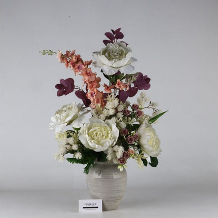 Arreglo Floral de Seda con Peonías y Eucalipto en Jarrón de Cerámica.
