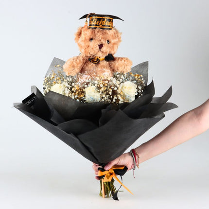 Ramo de Graduación con Rosas Blancas, Gypo y Oso con Birrete