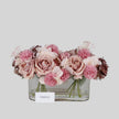 Centro de Mesa “Blush Harmony” con Rosas de Seda en Base de Cristal.