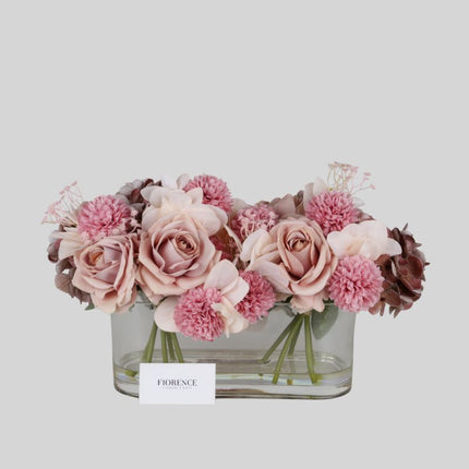 Centro de Mesa “Blush Harmony” con Rosas de Seda en Base de Cristal.